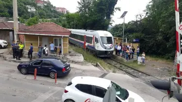 Hemzemin geçitte tren çarptı (16 yaşındaki genç ağır yaralandı)