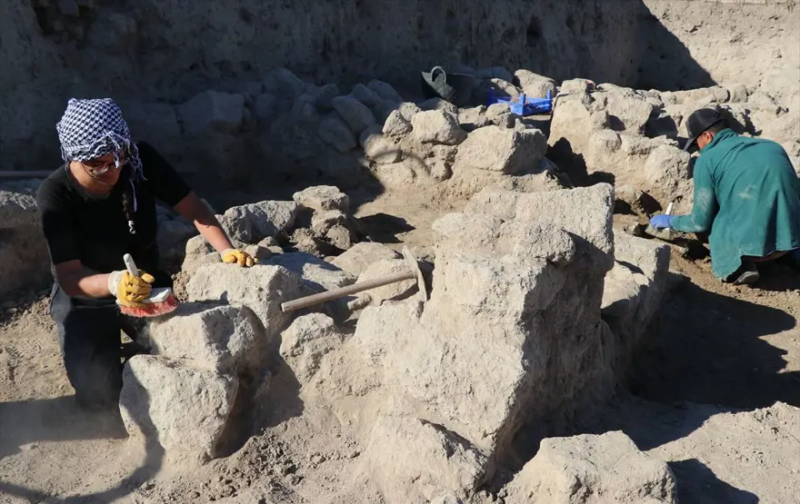 Tatarlı Höyük'te Orta Demir Çağ'a ait depolama alanı bulundu 21 Tatarlı Höyük'te Orta Demir Çağ'a ait depolama alanı bulundu 21