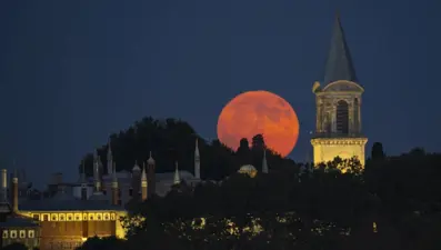 Mevsimin ilk dolunayı büyüledi