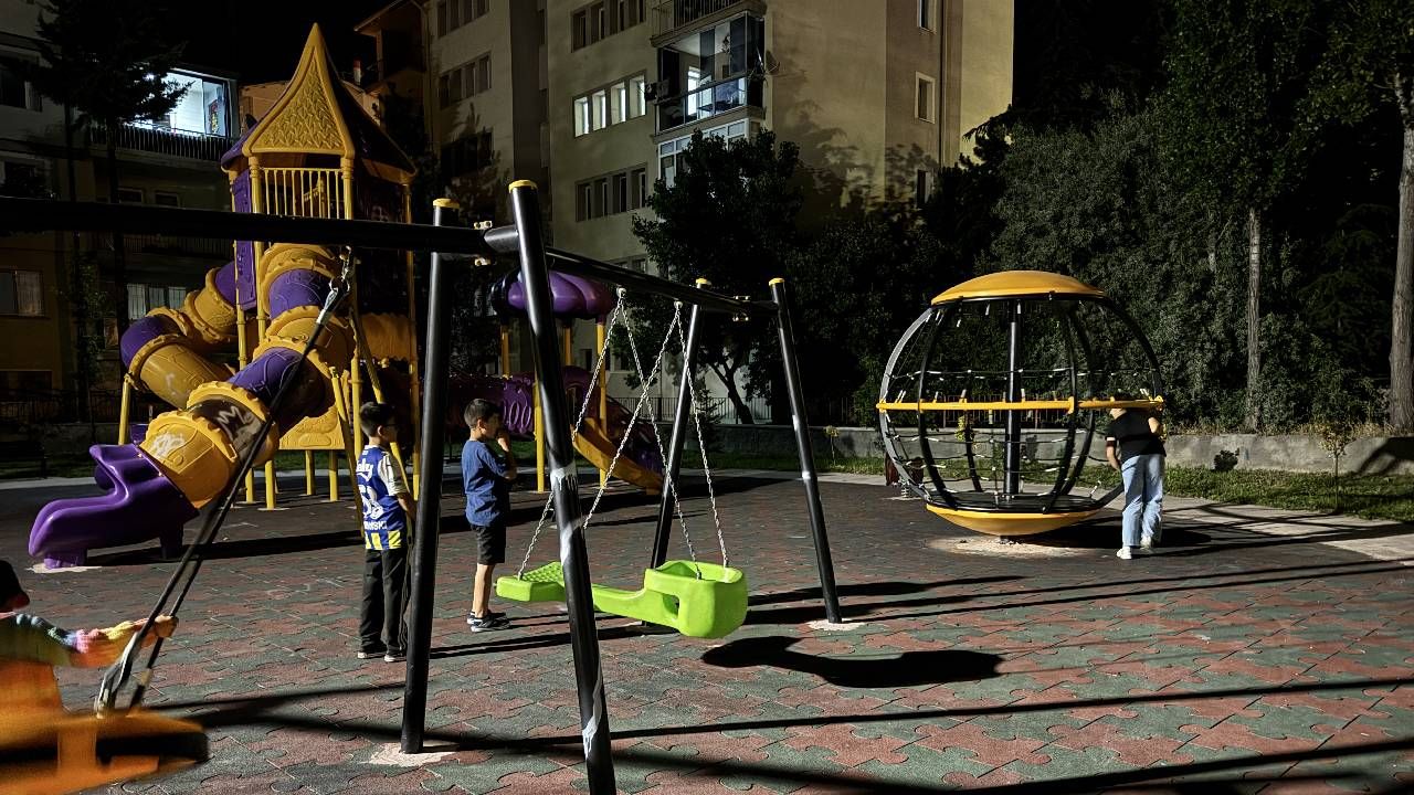 Parkta oynarken kalbi duran çocuk hayata tutundu