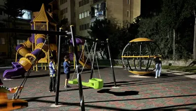 Parkta oynarken kalbi duran çocuk hayata tutundu