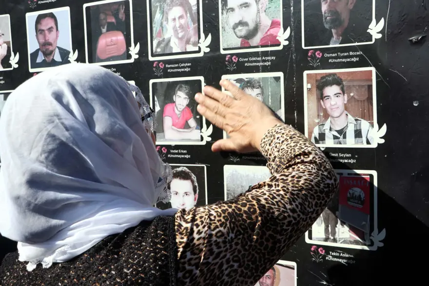 Ankara Garı saldırısında hayatını kaybedenler anıldı 3 Ankara Garı saldırısında hayatını kaybedenler anıldı 3