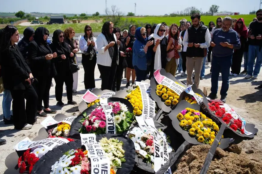 Şişli'de güpegündüz öldürülen Bahar Aksu'ya gözyaşlarıyla veda 3 Şişli'de güpegündüz öldürülen Bahar Aksu'ya gözyaşlarıyla veda 3