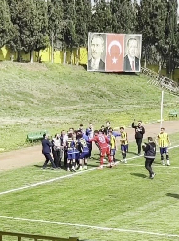Futbolcular basın mensuplarına saldırdı!