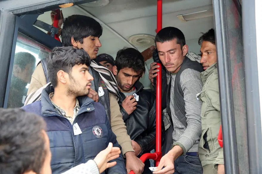 Erzincan'da bir otobüste 165 kaçak göçmen 4