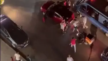 Kavgayı ayırmak isterken kafasında şişe patladı