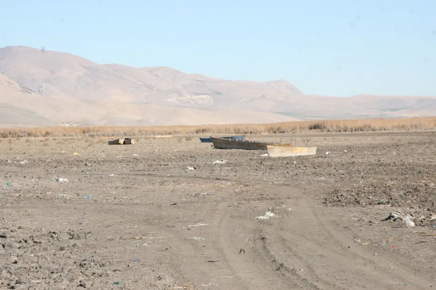 Eber Gölü'ndeki suların çekilmesiyle kayık mezarlığı oluştu 15