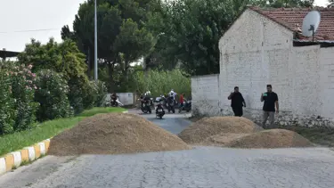 'Tapulu malım' dediği yolu, ulaşıma kapattı