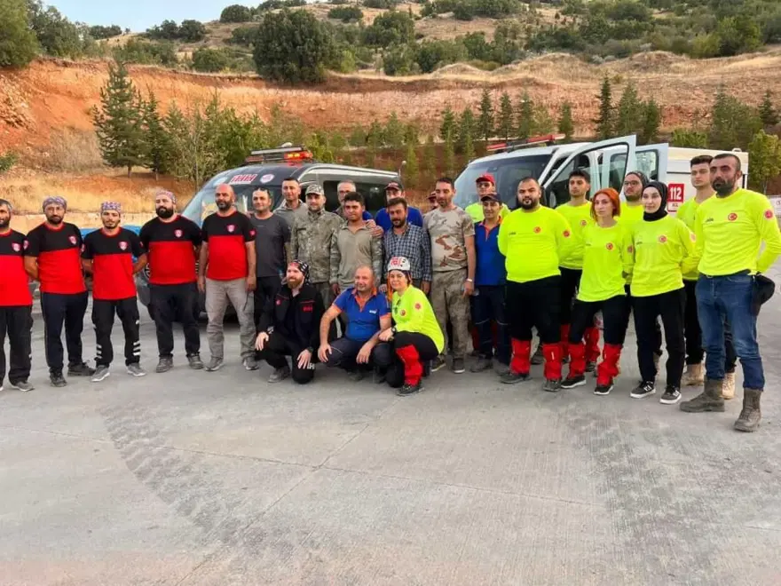 Kayıp olarak aranan genç, ağacın altında uyurken bulundu 3