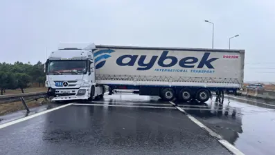 Büyükçekmece E-5'te yağmur nedeniyle kayan TIR, yolu trafiğe kapattı