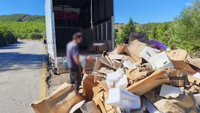 Yol kenarına atık döken kişilere para cezası kesildi