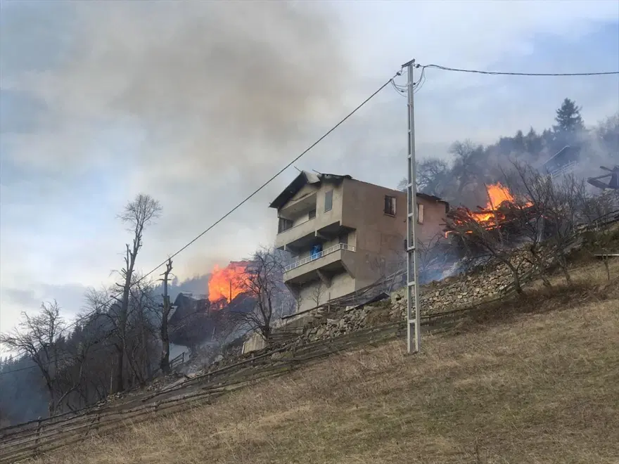 Rize'de Gölyayla köyünde çıkan yangına müdahale devam ediyor: 9 ev zarar gördü 13