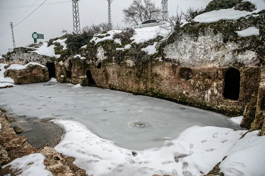 Hatay'da Gelinler Dağı Nekropol Alanı beyaza büründü 16