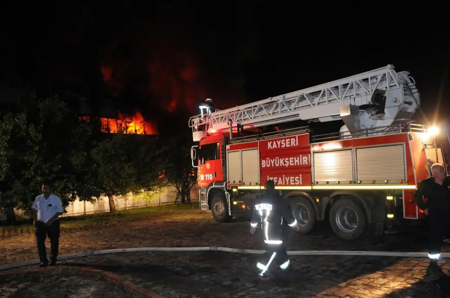 Yıldırım düştü, fabrikanın deposu yandı 5