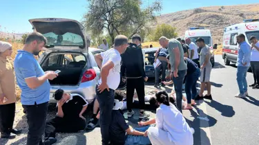 Mardin'de iki otomobilin çarpıştığı kazada 11 kişi yaralandı