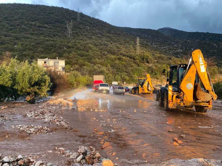 Antalya'da sel ve dolu: Yollar kapandı, sahiller çamur rengine döndü 21