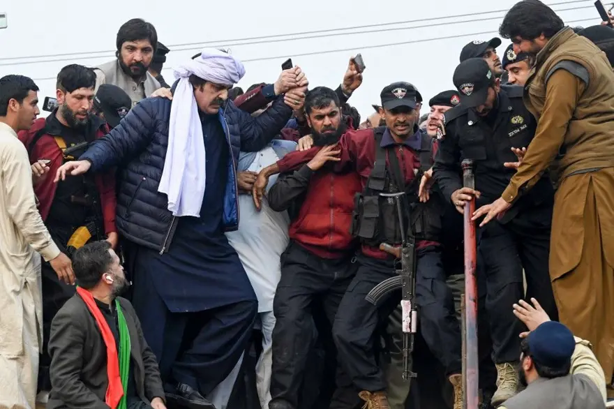 Pakistan'da seçim krizi: İmran Han'ın partisi sonucu protesto ediyor 