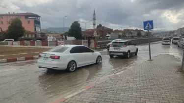 Samsun'da sağanak sonrası yollarda su birikintileri oluştu