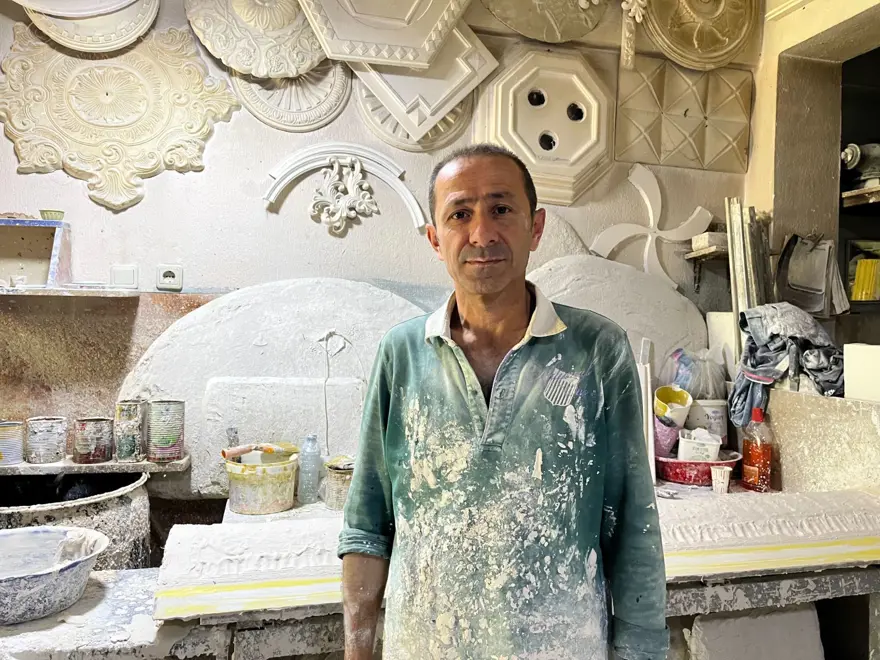 Babasından öğrendi, 37 yıldır bu işi yapıyor: Alçıyı sanat eserine dönüştürüyor 3