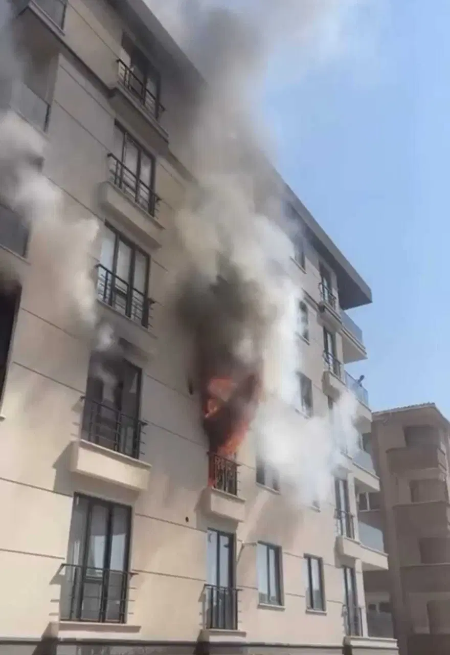 İstanbul'da beş katlı binada yangın: İki kişi pencereden atladı, biri ağır üç yaralı 