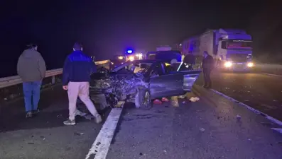 İstanbul yolunda feci kaza: Hurdaya dönen araçta dört kişi yaralandı