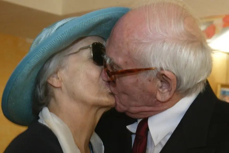 Dünyanın en yaşlı gelin ve damadı muradına erdi 