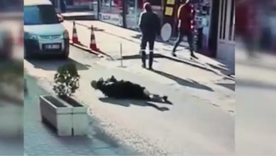 Araç altında kalkmaktan son anda kurtuldu