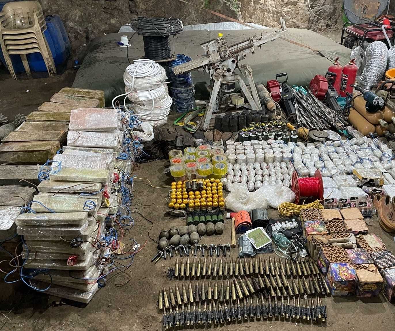 Pençe-Kilit Operasyonu bölgesinde çok sayıda silah ve mühimmat ele geçirildi