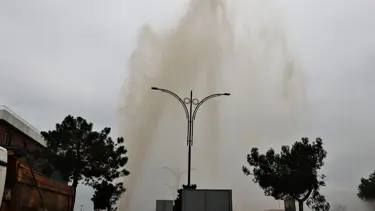 İçme suyu hattı patladı: Yollar su altında kaldı