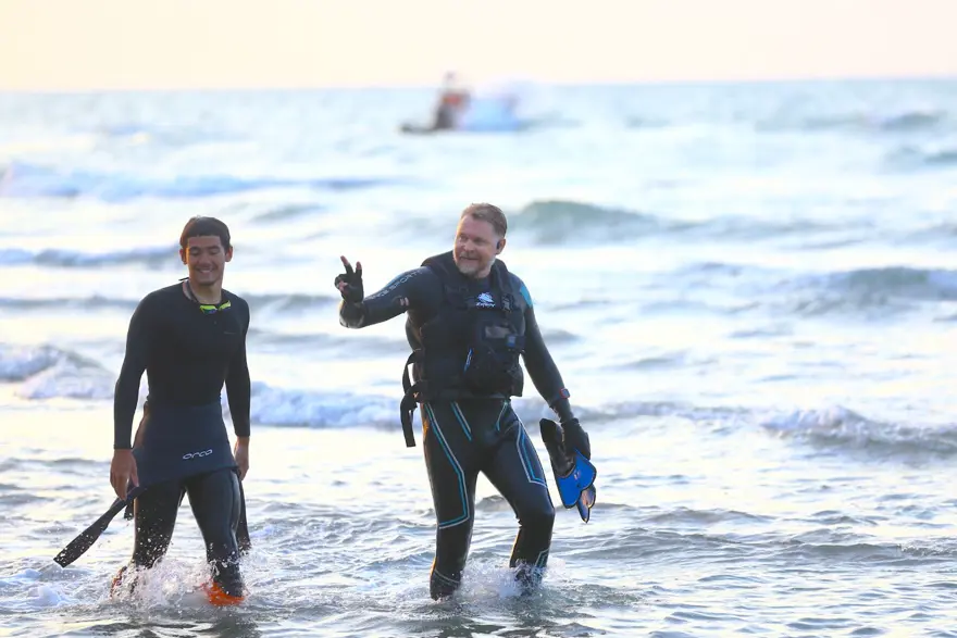 Yürüyerek dünyayı gezen seyyah Hazar Denizi'ni yüzerek geçti 1