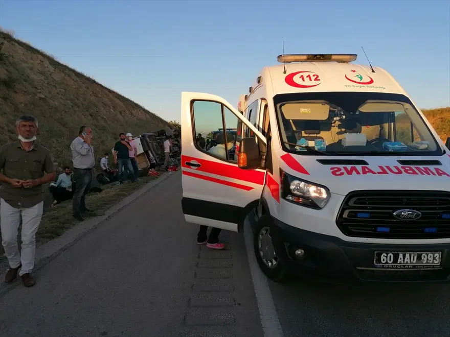 Tokat'ta yolcu minibüsü devrildi: 16 yaralı 1 Tokat'ta yolcu minibüsü devrildi: 16 yaralı 1