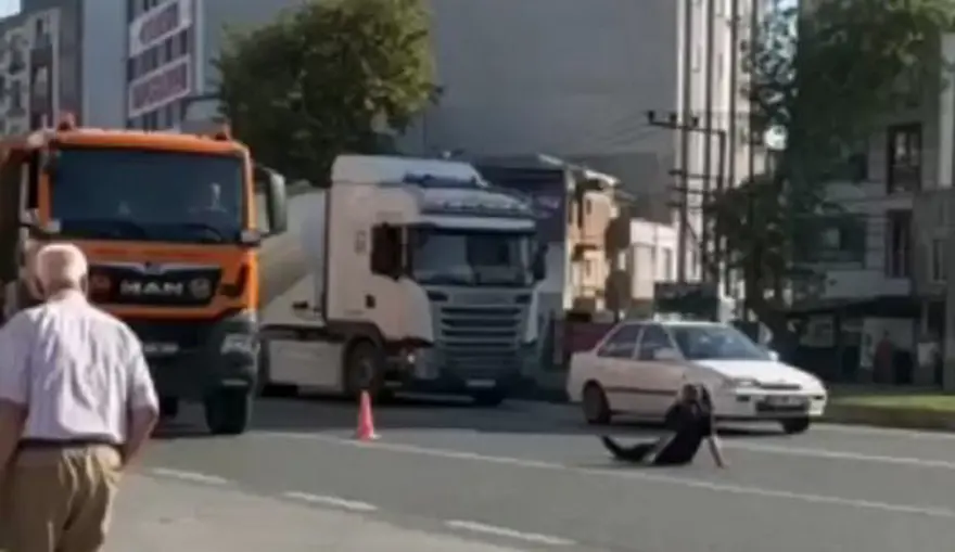 Yolun ortasına yattı, trafiği tehlikeye attı 4
