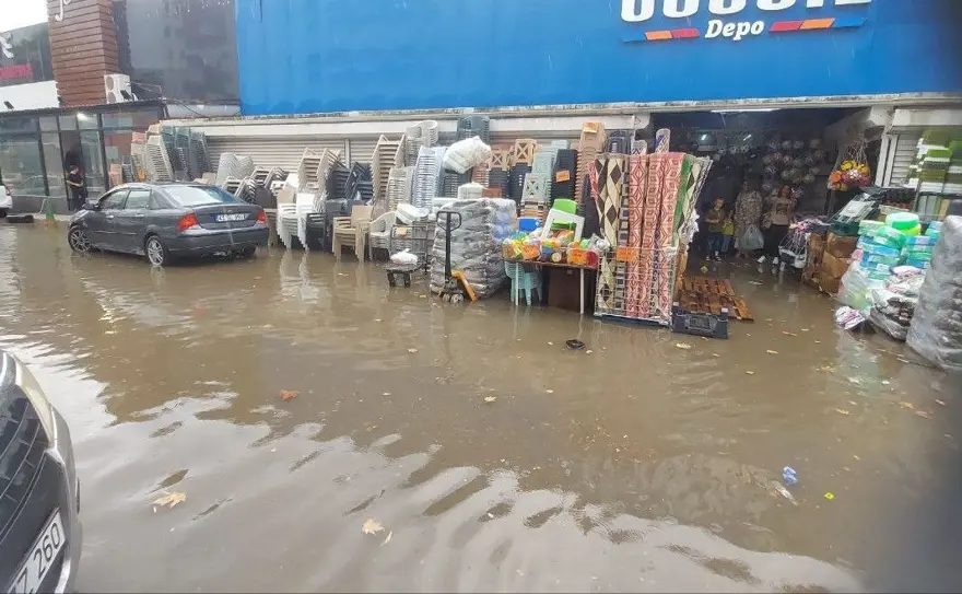 Kocaeli'de sağanak yağış: Yollar göle döndü 