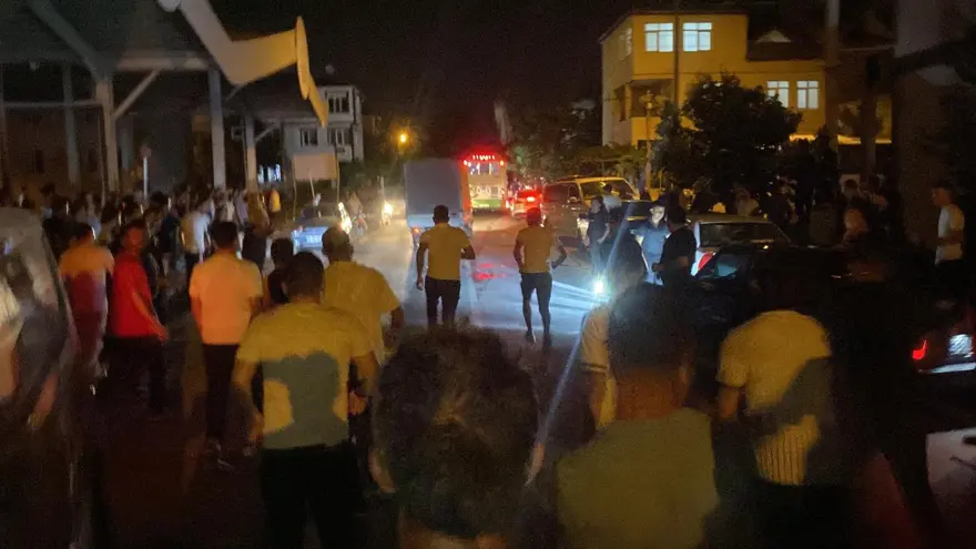 Kayseri'de 7 yaşındaki çocuğa taciz gerginliği: Araçları ters çevirip, iş yerlerini ateşe verdiler Kayseri'de 7 yaşındaki çocuğa taciz gerginliği: Araçları ters çevirip, iş yerlerini ateşe verdiler