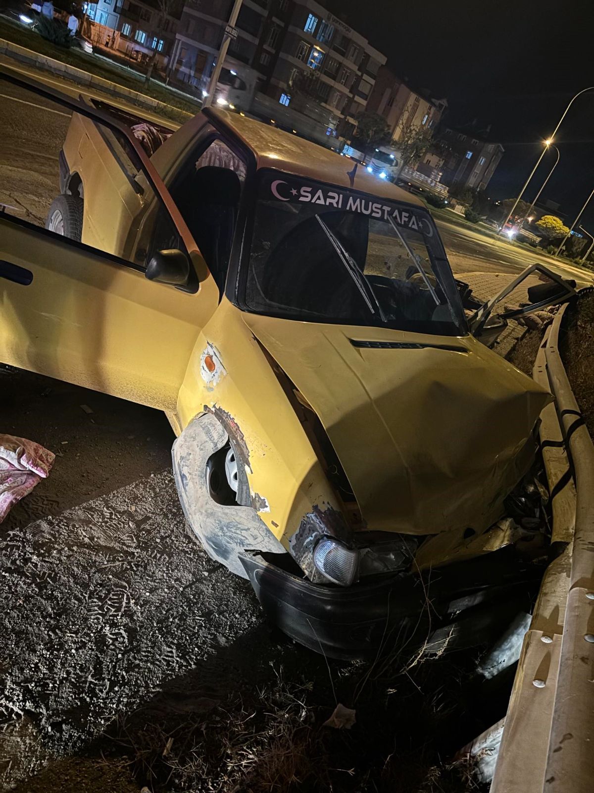 Konya'da pikap refüje çarptı: 3 yaralı