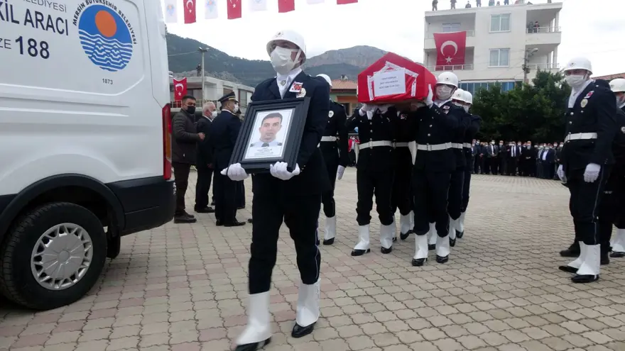 Zeynep Sena, Gara şehidi babası Sedat Yabalak'ı asker selamıyla uğurladı 