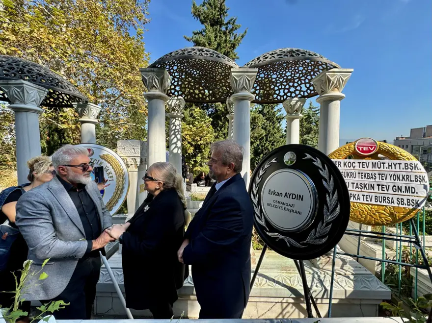 Zeki Müren vefatının 28'inci yılında mezarı başında anıldı 1 Zeki Müren vefatının 28'inci yılında mezarı başında anıldı 1