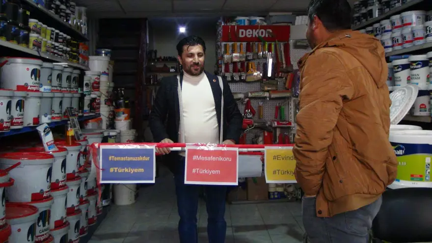 Hem kendini hem vatandaşı virüsten korumak için su borusu ile dolaşıyor 5