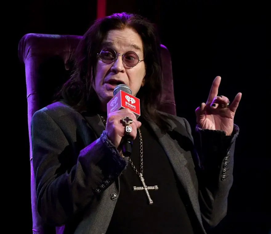 Parkinson'a yakalanan Ozzy Osbourne bu kez bastonla 6