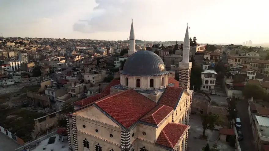Gaziantep'teki tarihi Kurtuluş Camii ihtişamıyla hayran bırakıyor 1 Gaziantep'teki tarihi Kurtuluş Camii ihtişamıyla hayran bırakıyor 1