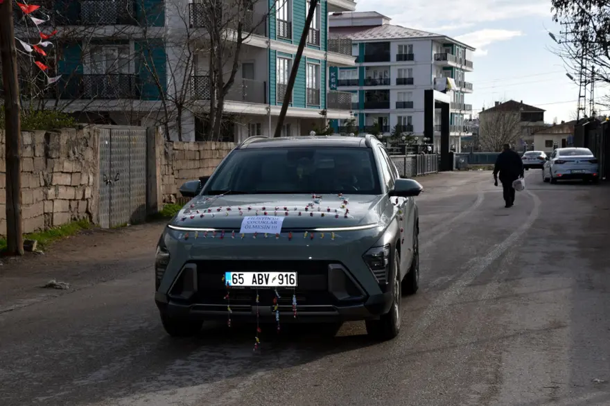 Aracını bayram şekeriyle süsledi, mahalle mahalle gezerek çocuklara ikram etti 2