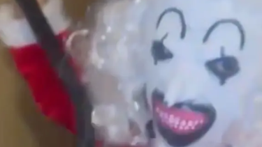 Bakıcı dehşeti: Noel Baba kostümü giyip çocukları kemerle dövdü