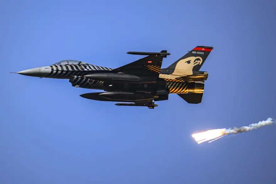 Türk Yıldızları ve SOLOTÜRK 100. yıl için İstanbul semalarında 2