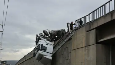 İzmir'de korku dolu anlar: TIR viyadükte asılı kaldı