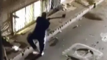 Komşusunun evine baltayla saldırdı