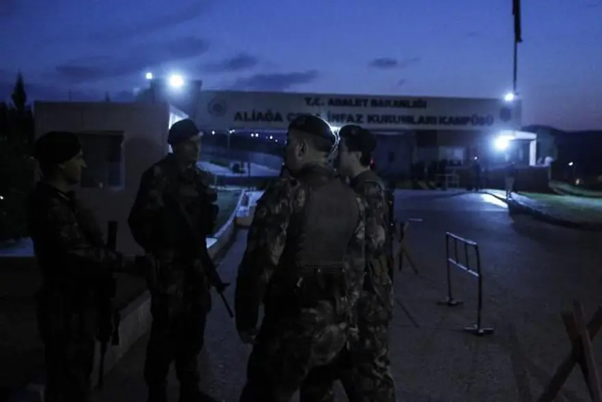 SAAT 05.30 SIRALARINDA ALSANCAK'TAKİ EVİNDEN ALINDI 24