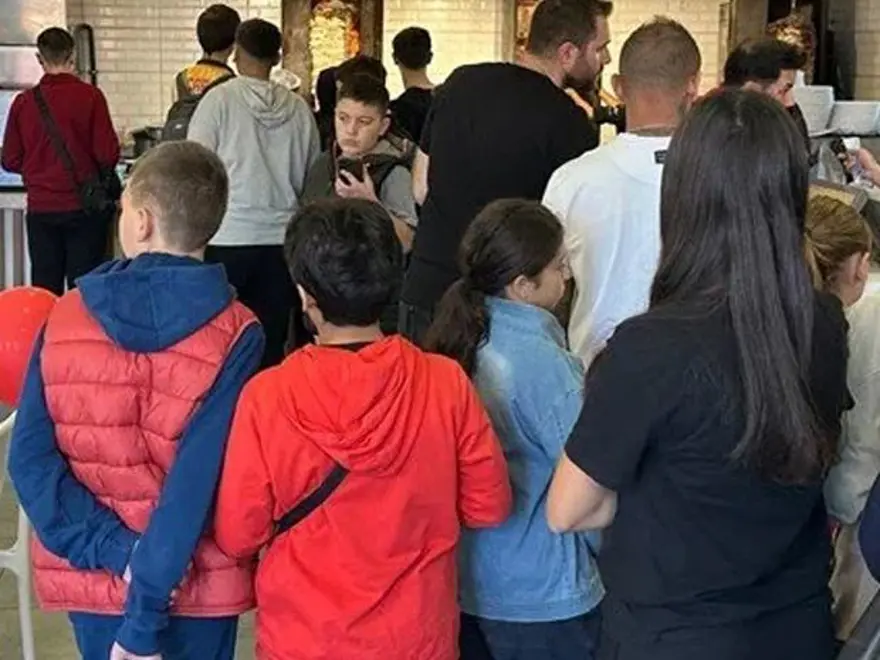 Tavuk döner ve ayranı 29 liradan sattılar: Yoğun ilgi gördü 