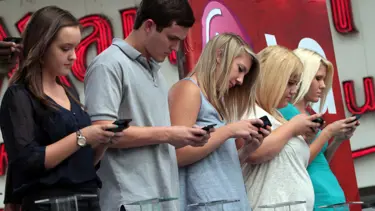 İngiltere'de ebeveynlerin akıllı telefon karşıtı hareketi büyüyor: Gençlerin ruh sağlığı bozuk