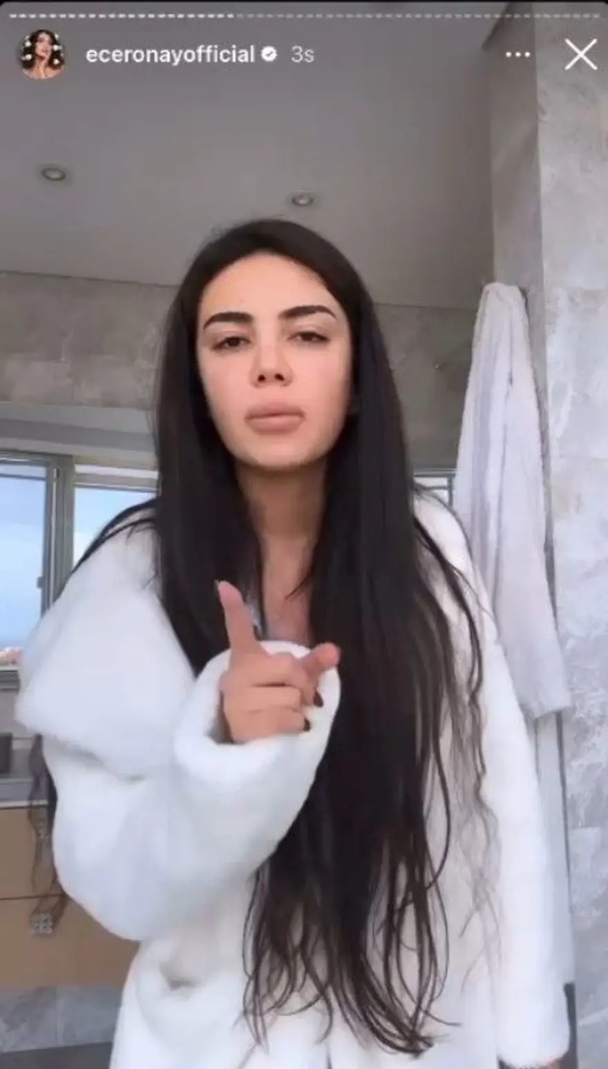 ECE RONAY, SALDIRIDAN BİR GÜN ÖNCE GALERİDEN BAHSETMİŞ 3