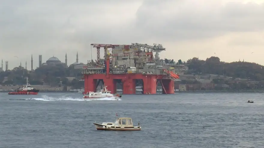 Dev petrol platformu İstanbul Boğazı geçişini tamamladı 10 Dev petrol platformu İstanbul Boğazı geçişini tamamladı 10